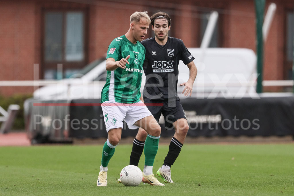 Fussball, Regionalliga Nord, SV Werder Bremen II - SV Todesfelde | v.li: Jannic Ehlers (SV Werder Bremen II, 9) und Maximilian Musci (SV Todesfelde, 21) im Zweikampf, Duell, Dynamik, Aktion, Action, Spielszene