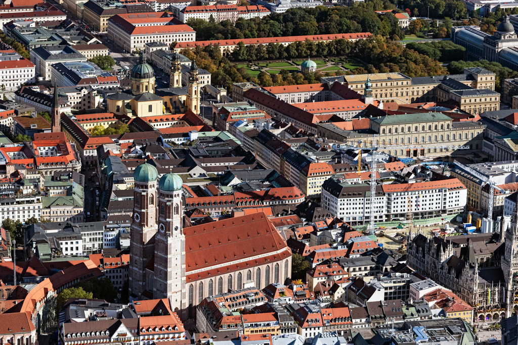 dr__0054005.jpg | MüNCHEN 07.10.2024 Frauenkirche im Altstadt- Zentrum von München im Bundesland Bayern. Der dreischiffige spätgotische Backsteinbau steht neben dem Neuen Rathaus und ist ein bedeutendes Wahrzeichen der Landeshauptstadt. Der Dom zu Unserer Lieben Frau ist auch als Liebfrauendom bekannt. Auf dem Bild sind  Gerüste am Südturm zur Sanierung zu sehen. Weiterführende Informationen bei: SGM-Stahlrohrgerüstbau München GmbH,  Staatliches Bauamt München 1. // Church building of the Frauenkirche in the old town in Munich in the state Bavaria, Germany. Further information at: SGM-Stahlrohrgeruestbau Muenchen GmbH,  Staatliches Bauamt Muenchen 1. Foto: Daniel Reiter