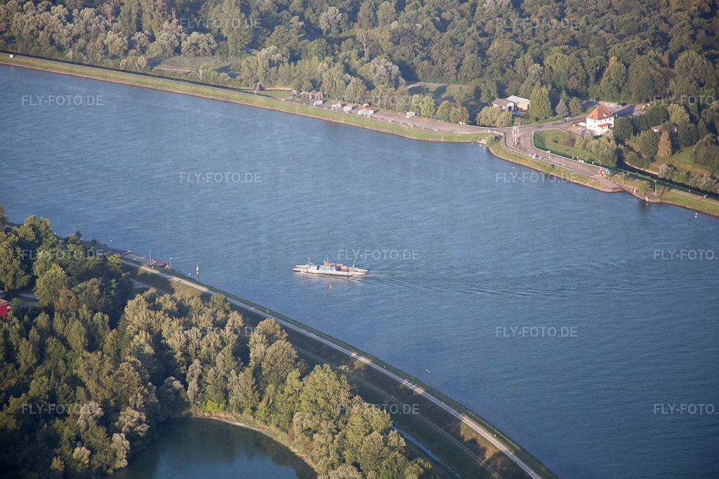 Fahrt eines Fähr- Schiffes über den Rhein von Greffern nach  Drusenheim in Grand Est | Luftbild: Fahrt eines Fähr- Schiffes über den Rhein von Greffern nach  Drusenheim in Grand Est in Drusenheim im Bundesland Bas-Rhin in Frankreich. Foto: IMG_093113.jpg vom 16.08.2016 durch Werner Riehm/FLY-FOTO.de - Realisiert mit Pictrs.com