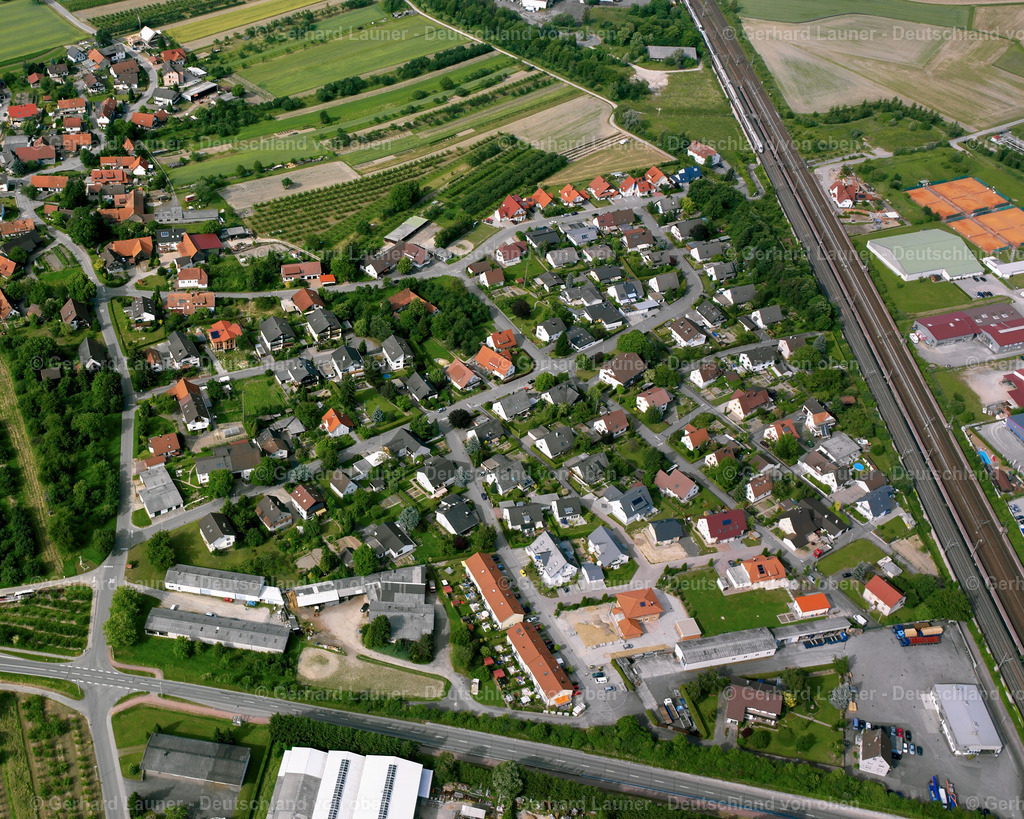 2526095 | OTTERSWEIER 01.08.2005 Landwirtschaftliche Nutzflächen und Feldgrenzen  umsäumen das Siedlungsgebiet des Dorfes in Ottersweier im Bundesland Baden-Württemberg, Deutschland // Agricultural land and field boundaries surround the settlement area of the village  in Ottersweier in the state Baden-Wuerttemberg, Germany Foto: Gerhard Launer