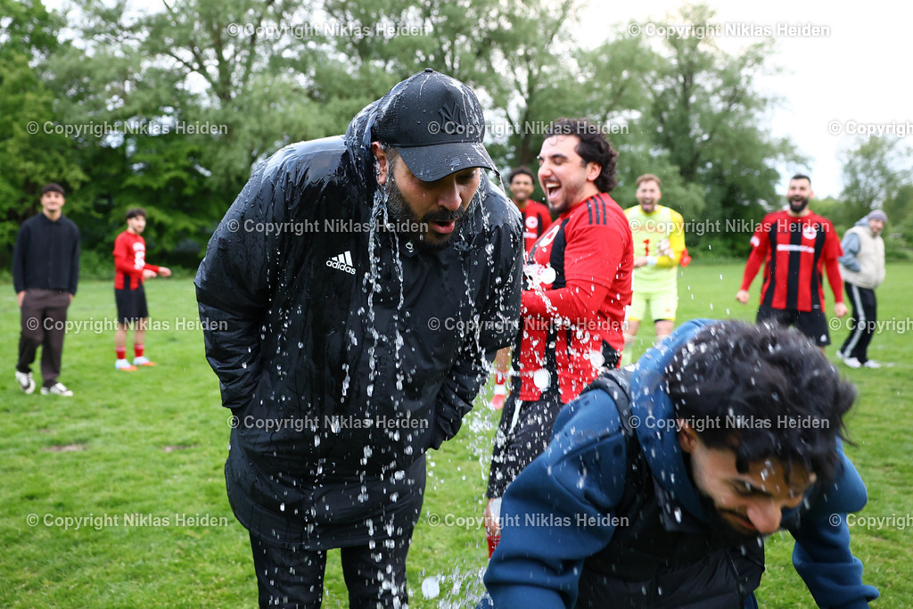 NH_HammUited_Concordia_LandesligaHansa_12052026 | #30 Tolga Celikten (Concordia) verpasste Baris Saglam (Trainer, Concordia) eine Wasser-Dusche.Fußball I Herren I Landesliga Hansa I Saison 2025-2026 I 20. Spieltag I Hamm United - Concordia I 12.05.2026 I Sportplatz Tribünenweg