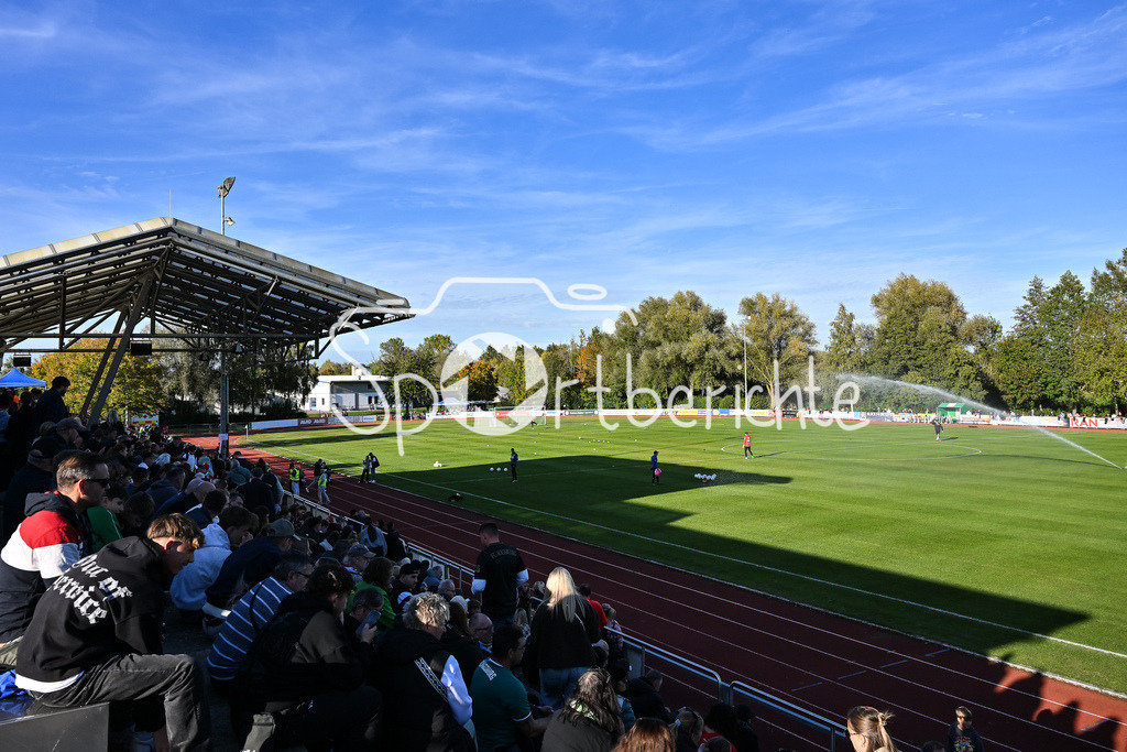 FC Augsburg - SSV Ulm 1846 Fussball | Der FC Augsburg testet heute beim TSV Burgau gegen den SSV Ulm / Testspiel: FC Augsburg - SSV Ulm 1846 Fussball; TSV Burgau Sportzentrum am 08.10.2025 / Sportzentrum Ulm / Symbolbild