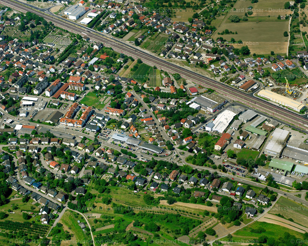 2526161 | KARTUNG 01.05.2005 Wohngebiet - Mischbebauung der Mehr- und Einfamilienhaussiedlung  in Kartung im Bundesland Baden-Württemberg, Deutschland // Residential area - mixed development of a multi-family housing estate and single-family housing estate  in Kartung in the state Baden-Wuerttemberg, Germany Foto: Gerhard Launer