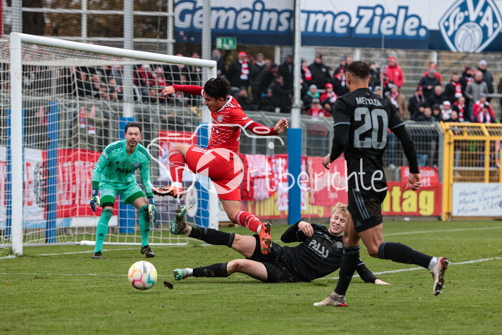 SV Vikoria Aschaffenburg - FC Bayern Amateure | Jan STEIN (SVVA #19) klaert vor Angelo BRUECKNER (FCB #2)