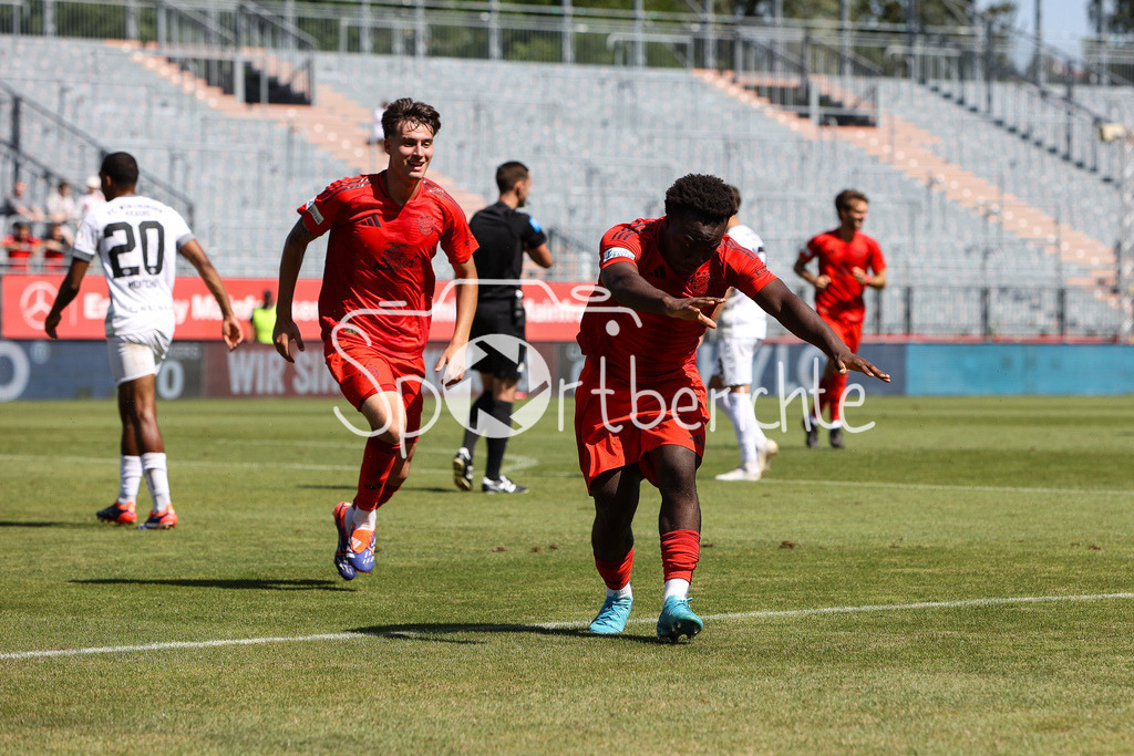 FC Würzburger Kickers - FC Bayern Amateure | Jubel nach dem Treffer zum 0-1 durch Nestory IRANKUNDA (FC Bayern München II #7) / Tor / Freude / Happy / Torschuetze / Flick Flack / Salto / Regionalliga Bayern: FC Würzburger Kickers - FC Bayern München II, AKON Arena am 24.08.2024