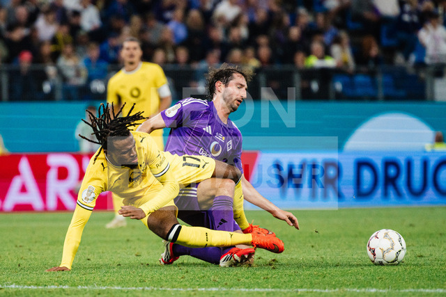 DFB-Pokal: HEBC - Borussia Dortmund, 01.09.2026 | Carney Chukwuemeka (Borussia Dortmund, 17) wird von Julius Emil Stegemann (HEBC Hamburg, 24) umgegrätscht, Grätsche; Fußball, DFB-Pokal, 1. Runde: HEBC vs. Borussia Dortmund am 01.09.2026 im Volksparkstadion, HamburgDFB REGULATIONS PROHIBIT ANY USE OF PHOTOGRAPHS AS IMAGE SEQUENCES AND/OR QUASI-VIDEO. - Realisiert mit Pictrs.com