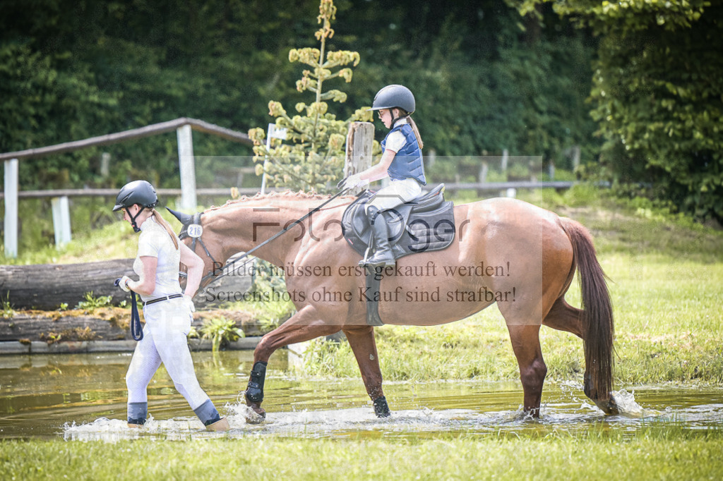 DOS_5218 | Entdecke hochwertige Reitturnierfotos von Foto Oger. Professionell, emotional und authentisch – jetzt Lieblingsmomente im Shop bestellen.Deutschlandweite Turnierfotografie. - Realisiert mit Pictrs.com