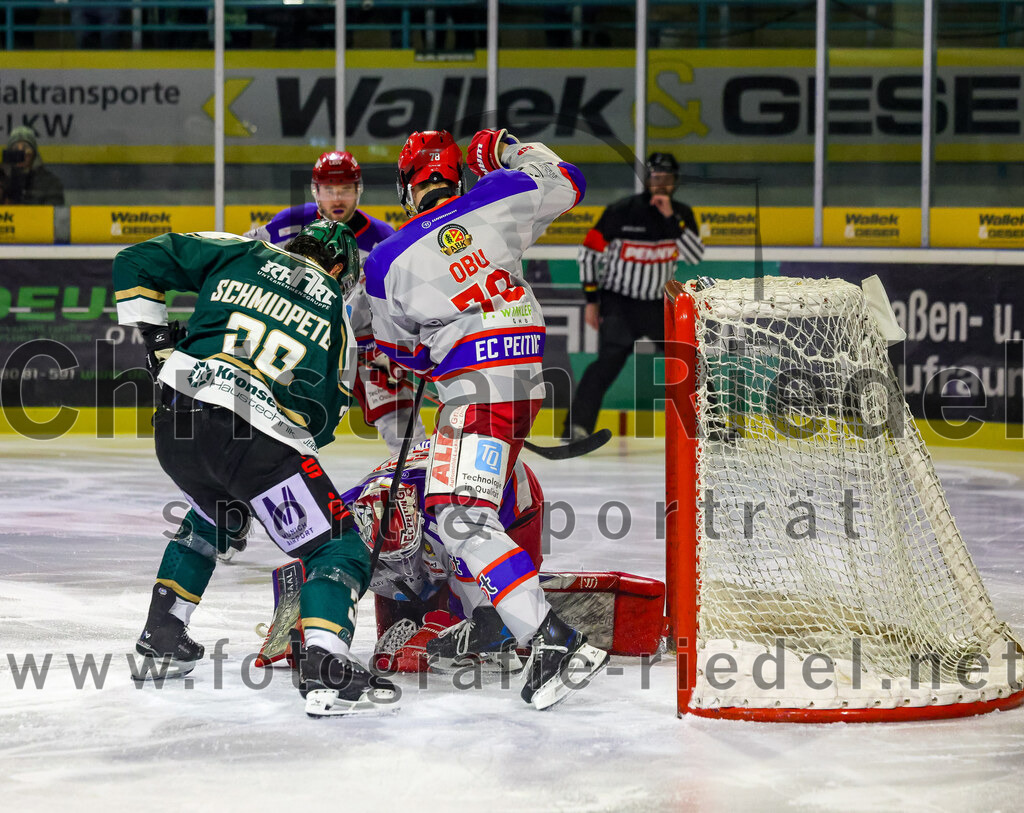 2026-02-15_023_TSV_Erding_gegen_EC_Peiting | Erding, Deutschland, 15.02.2026:Eishockey, Oberliga Süd 2025 / 2026, 47. Spieltag, TSV Erding gegen EC Peiting, Endergebnis: 4:5Marc Schmidpeter (Erding Gladiators, #33), Torwart Tommi Steffen (EC Peiting, #1), Christian Obu (EC Peiting, #78)Foto: Christian Riedel / fotografie-riedel.net