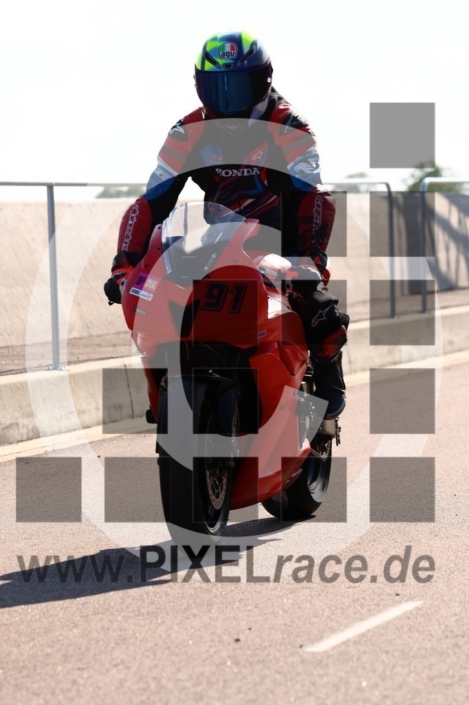 0091-20250621_00204 | Schöne Erinnerungen an spannende Momente - das festzuhalten ist unser Job. PIXELrace.de ist seit 2003 auf den Rennstrecken Europas unterwegs um die Action draußen beim Fahren und die wunderbare Stimmung imm Fahrerlager für euch einzufangen.
