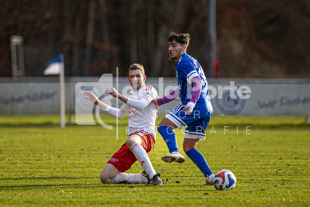 Suhlendorf - Wiese_ Japer (spielt Ball vor Salam Zendenan) vs SC Uelzen 301125 dlP | immodelaporte-sportfotos - Realisiert mit Pictrs.com