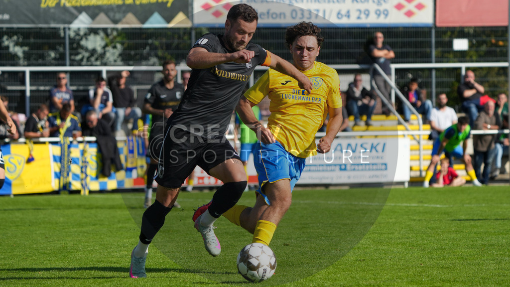 Fußball, Herren, Saison 2025/2026, Regionalliga Nordost, 10. Spieltag, FSV 63 Luckenwalde vs. BSG Chemie Leipzig, Samstag 27.09.2025, Werner-Seelenbinder-Stadion Luckenwalde, | Fußball, Herren, Saison 2025/2026, Regionalliga Nordost, 10. Spieltag, FSV 63 Luckenwalde vs. BSG Chemie Leipzig, Samstag 27.09.2025, Werner-Seelenbinder-Stadion Luckenwalde, Im Bild: Janik Mäder (l. Chemie) und Max Hathaway (r. Luckenwalde) - Realisiert mit Pictrs.com