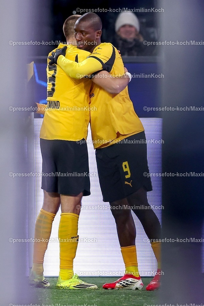 UCL17022601018 | 17.02.2026, Fußball, UEFA Champions League, Borussia Dortmund - Atalanta Bergamo, BVB Stadion, Play-Offs Hinspiel, Saison 2025 2026: Torjubel nach dem Tor zum 1:0 durch Torschütze Serhou Guirassy&nbsp;(BVB #09)   zusammen mit   Waldemar Anton&nbsp;(BVB #03) Regulations prohibit any use of photographs as image sequences and or quasi-video.