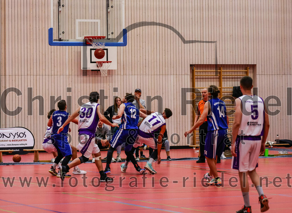 2022-05-29_030_SpVgg_Altenerding_gegen_Muenchen_Basket_2 | Erding, Deutschland, 29.05.2022:
Basketball, Bezirksliga 2021 / 2022, Herren Turnier der 2. der Aufstiegsrunden, SpVgg Altenerding gegen München Basket 2, Endergebnis: 

Paul Keil (München Basket, #3), Leonhard Luna Stein (SpVgg Altenerding, #30), Tim Häusler (München Basket, #12), Luis Winkler (SpVgg Altenerding, #11), Adrian Grieble (München Basket, #14)

Foto: Christian Riedel / fotografie-riedel.net