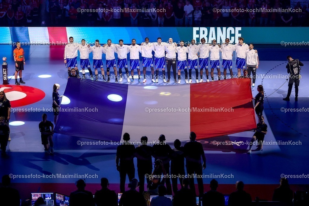 EHF22012603003 | 22.01.2026, Handball, Men's EHF EURO 2026, Frankreich - Dänemark, Jyske Bank Boxen in Herning, Dänemark, Main Round: Das französische Team steht bei der Nationalhymne Arm in Arm zusammen.  