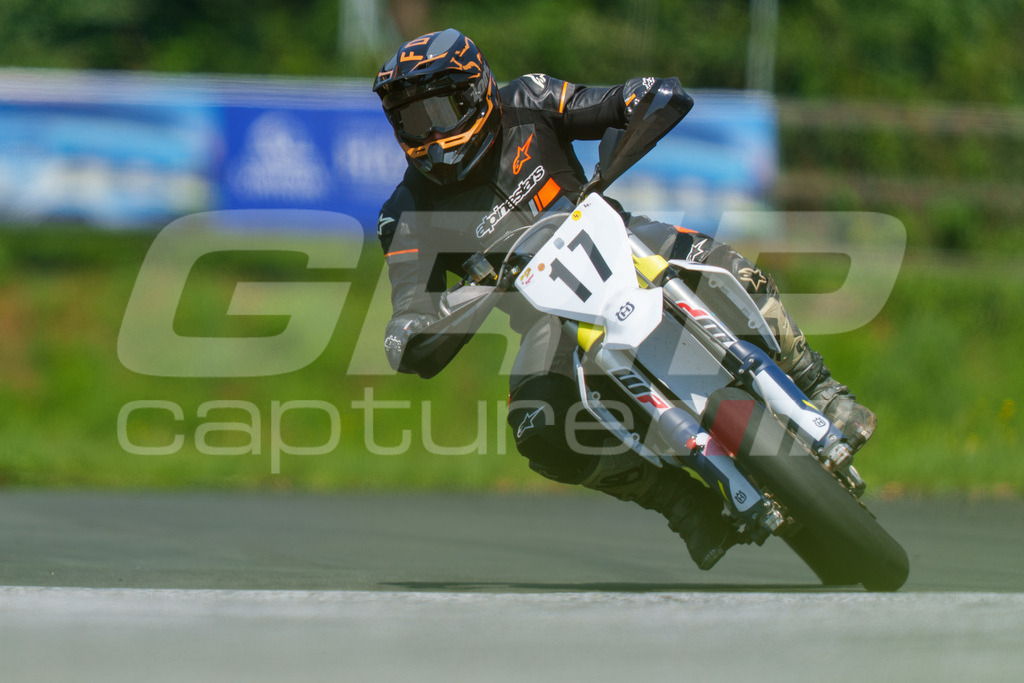 G-Cup + Supermoto Staatsmeisterschaft + Hungarian Supermoto Championship | GRIPcapture steht für authentische Sportfotografie in Österreich – für Momente, die mehr sind als Geschwindigkeit oder Ergebnis. Es geht um Emotion, Spannung, Fokus und den Augenblick, der oft nur einen Wimpernschlag dauert.Ob Motorsport, Teamsport oder 