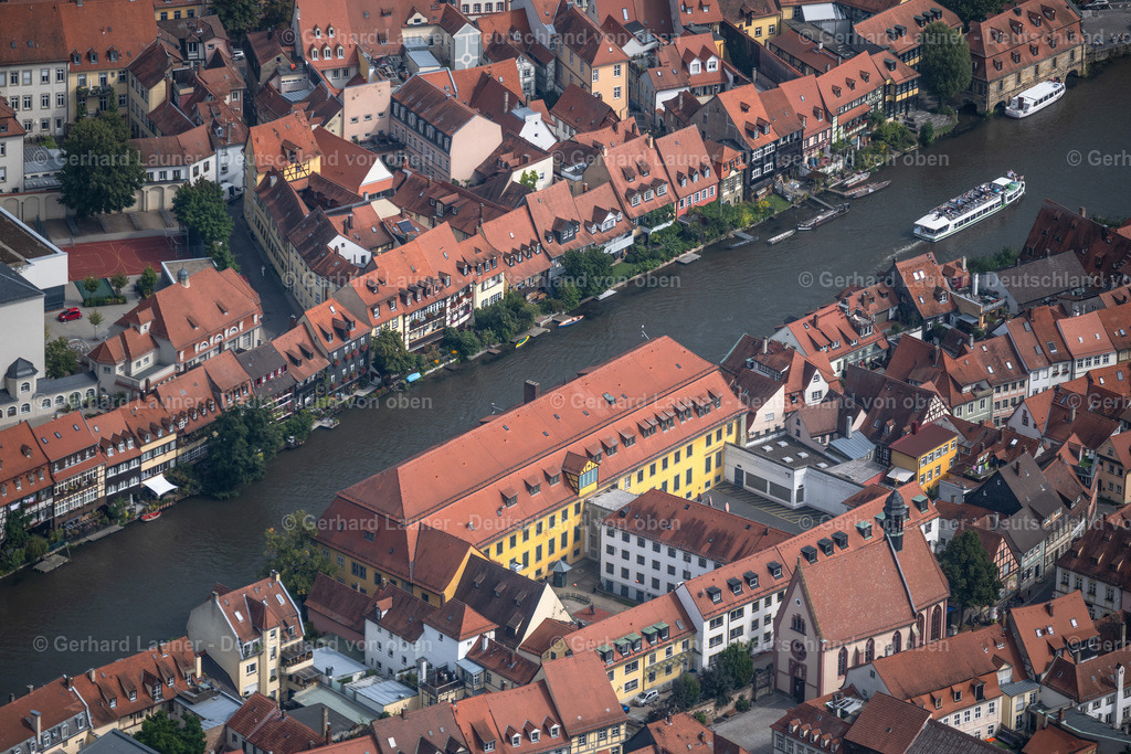 4060200 | BAMBERG 07.09.2021 Altstadtbereich und Innenstadtzentrum mit der Justizvollzugsanstalt Bamberg am Flussverlauf Linker Regnitzarm in Bamberg im Bundesland Bayern, Deutschland. // Old town area and city center with the prison Bamberg on the river Linker Regnitzarm in Bamberg in the state Bavaria, Germany. Foto: Gerhard Launer