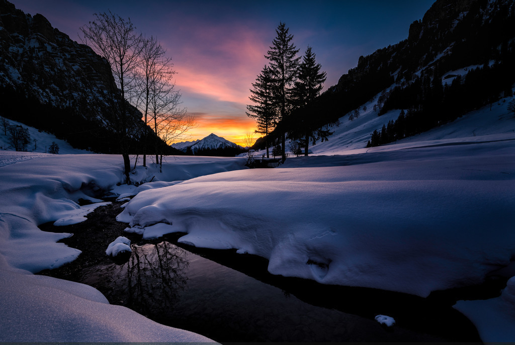 Winterabend im Justistal | Ein schöner Winterabend im Justistal mit eindrücklichem Licht über dem Niesen. Um an diese Stelle am Grönbach zu kommen, musste ich durch den hüfttiefen Schnee pflügen. 
-----------------------------------------------------------------
A beautiful winter evening in the Justistal with impressive light over the Niesen. To get to this point on the Grönbach, I had to plow through waist-deep snow.
-----------------------------------------------------------------
Dieser Druck ist in einer limitierten Auflage von 5 Exemplaren erhältlich. 
This print is available in a limited edition of 5 copies. 
http://art.hess.photography/130-winterabend-im-justistal.html - Realisiert mit Pictrs.com