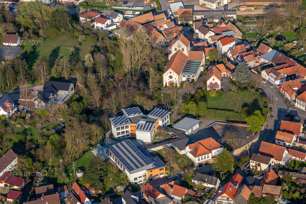 Luftbild: Grundschule und Kath. Kirche St. Georg in Hördt im Bundesland Rheinland-Pfalz in Deutschland. Foto: IMG_126453.jpg vom 20.04.2021 durch Werner Riehm/FLY-FOTO.de