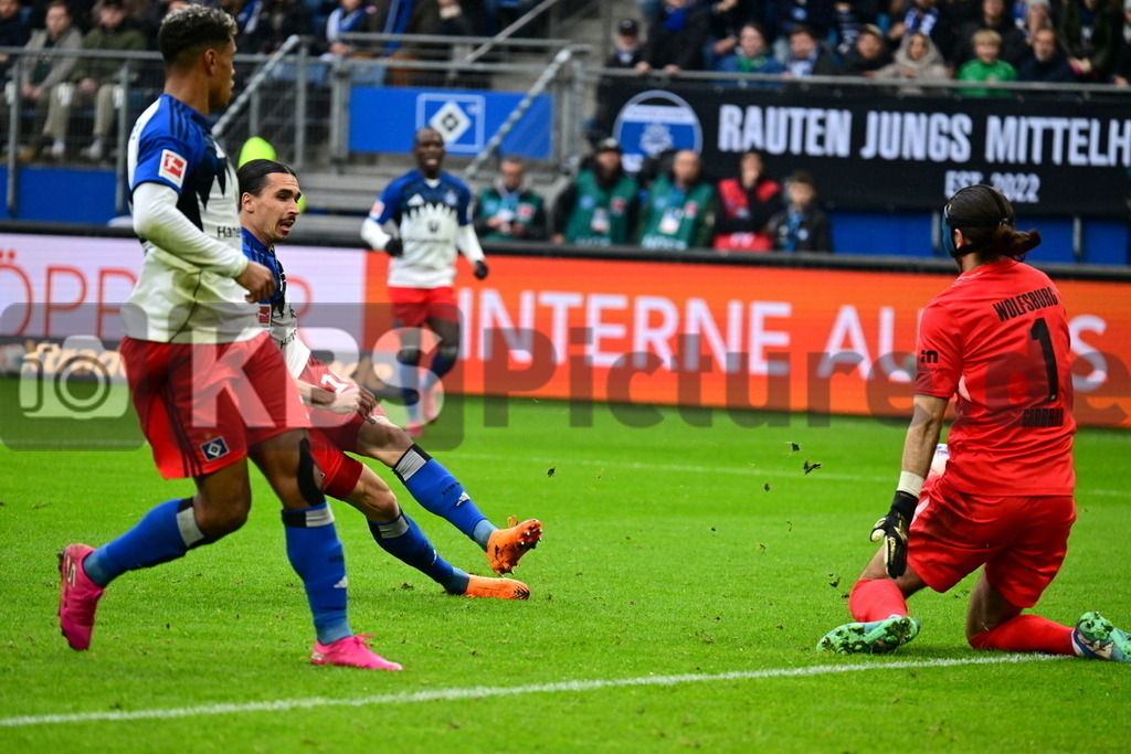 KBS Picture_HSV-Wolfsburg_025 | v.l. Riesenchance fuer Philippe Rayan (HSV) gegen Grabara Kamil (VfL Wolfsburg) , Sportplatz :  Volksparkstadion, - Realisiert mit Pictrs.com