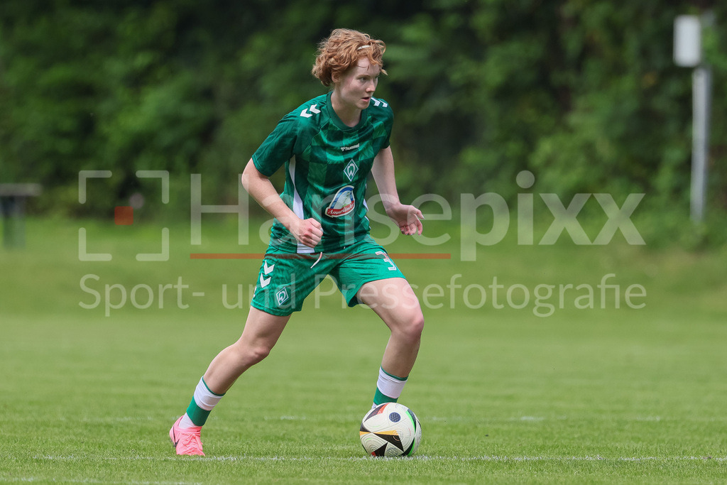 Fussball, Testspiel Frauen, SV Henstedt-Ulzburg - SV Werder Bremen | v.li.: Lena Dahms (SV Werder Bremen, 37) am Ball, Freisteller, Einzelbild, Ganzkörper, Aktion, Action, Spielszene