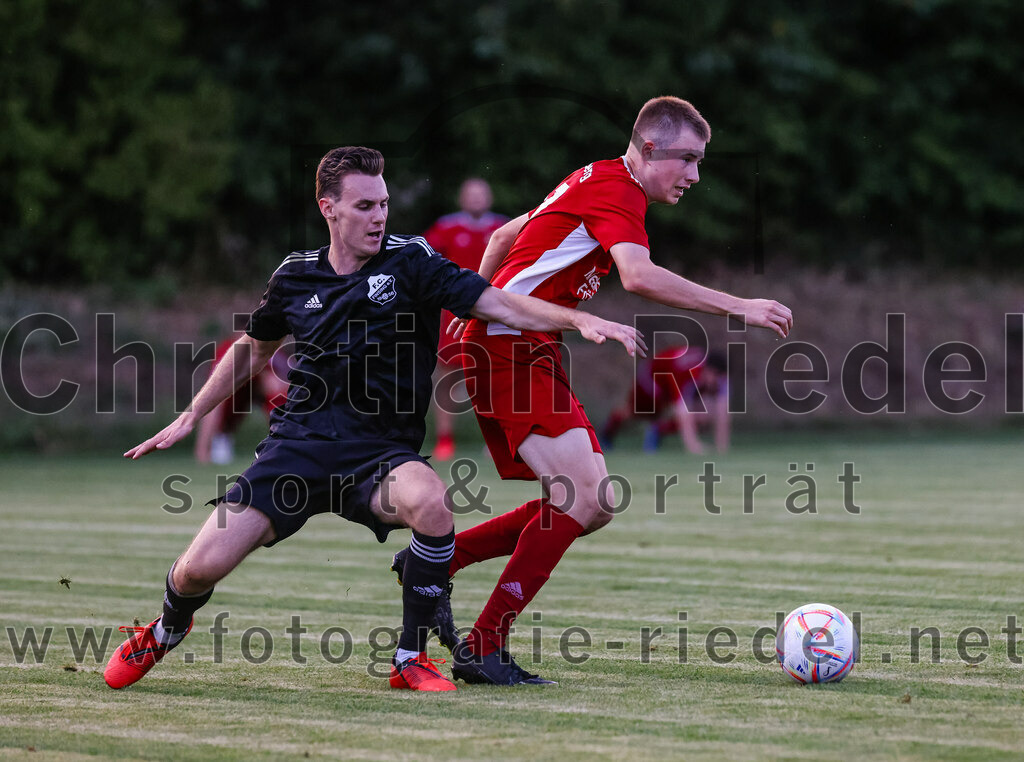 2023-07-20_051_FC_Finsing_gegen_TSV_Wartenberg | Finsing, Deutschland, 20.07.2023:
Fußball, Kreisliga 2023 / 2024, Testspiel, FC Finsing gegen TSV Wartenberg, Endergebnis: 1:0

Leon Engelhard (FC Finsing, #20), Tim Schmolmann (TSV Wartenberg, #17)

Foto: Christian Riedel / fotografie-riedel.net