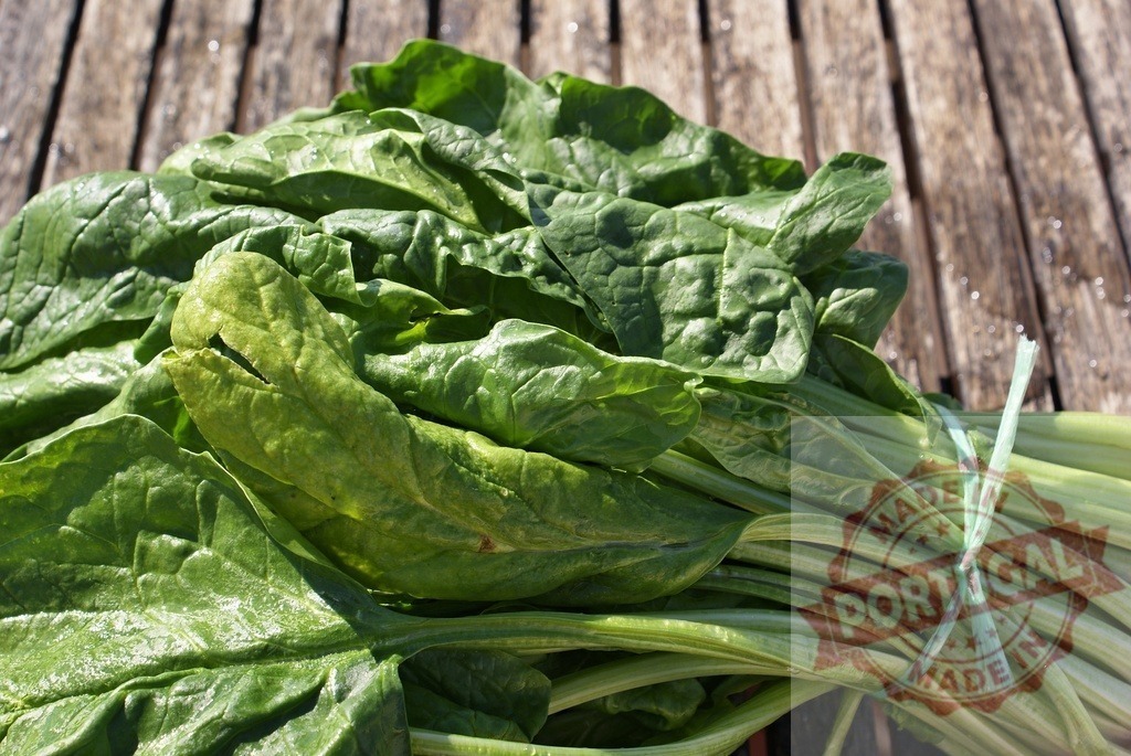 Fresh spinach bunch on rustic wooden table | Freshly picked organic spinach, tied in a bunch, resting on natural wood - Realized with Pictrs.com