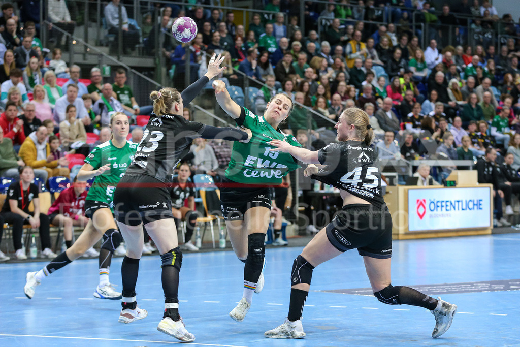 Handball, Bundesliga Frauen, VfL Oldenburg - HSG Bad Wildungen Vipers | v.li.: Nele Wenzel (HSG Bad Wildungen Vipers, 23), Merle Carstensen (VfL Oldenburg, 15) beim Wurf, am Ball, Spielszene, Aktion, Action und Jolina Huhnstock (HSG Bad Wildungen Vipers, 45)