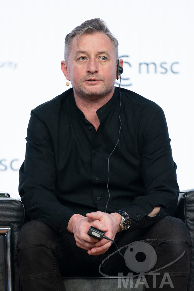 _DWA2777 | Die MSC Security and Literature Series der Münchner Sicherheitskonferenz wird von der ZEIT mitveranstaltet und vom Literaturhaus München unterstützt. Am Donnerstag, 12. Februar (19-20 Uhr), spricht Autor Serhiy Zhadan aus Charkiw mit Chrystia Freeland, Sonderbeauftragte für den Wiederaufbau der Ukraine und ehemalige stellvertretende Premierministerin Kanadas, über die Zukunft der Ukraine - Realisiert mit Pictrs.com