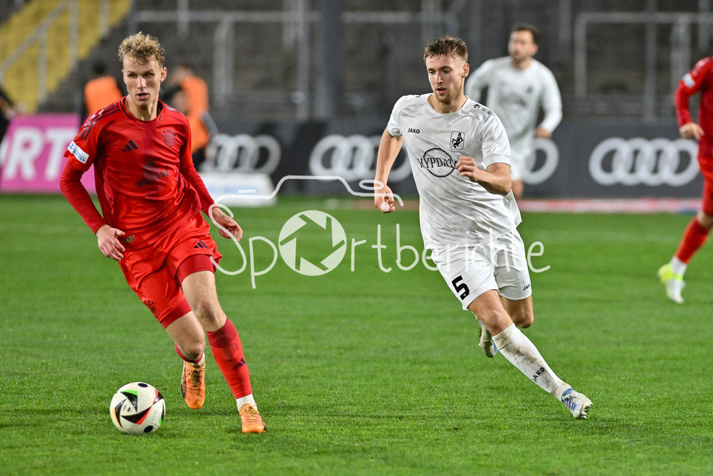 FC Bayern Amateure - TSV Schwaben Augsburg | im duell Kurt RUEGER (FC Bayern München II #8) und Dennis RUISINGER (TSV #5) / Zweikampf / Regionalliga Bayern: FC Bayern Muenchen II - TSV Schwaben Augsburg, Gruenwalder Stadion am am 25.10.2024