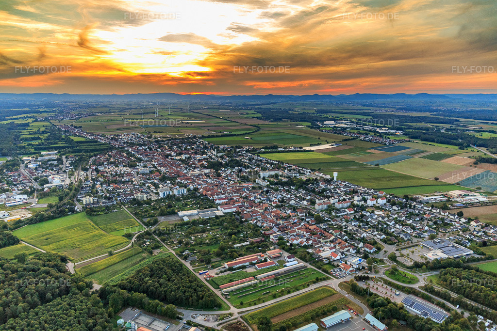 Luftbild: Stadtansicht bei Sonnenuntergang aus Osten in Kandel im Bundesland Rheinland-Pfalz in Deutschland. Foto: IMG_129408.jpg vom 12.09.2021 durch Werner Riehm/FLY-FOTO.de