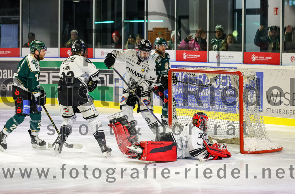 2025-11-25_112_TSV_Erding_gegen_EHF_Passau_Black_Hawks | Erding, Deutschland, 25.11.2025:Eishockey, Oberliga Süd 2025 / 2026, 20. Spieltag, TSV Erding gegen EHF Passau Black Hawks, Endergebnis: 2:3 n.V.Grady Hobbs (Erding Gladiators, #22), David Seidl (EHF Passau Black Hawks, #88), Simon Mayr (EC Peiting, #4), Torwart Janik Engler (EHF Passau Black Hawks, #30)Foto: Christian Riedel / fotografie-riedel.net
