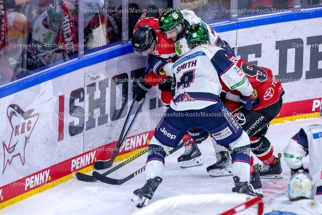 KEC15042601165 | 15.04.2026, Eishockey, DEL Halbfinale Play-Offs, Kölner Haie - Eisbären Berlin, Spiel 4, Lanxess-Arena Köln: Juhani Tyrväinen (Kölner Haie #21) im Zweikampf gegen  Jonas Müller (Eisbären Berlin #18) Maximilian Kammerer (Kölner Haie #09) Adam Smith (Eisbären Berlin #04)  