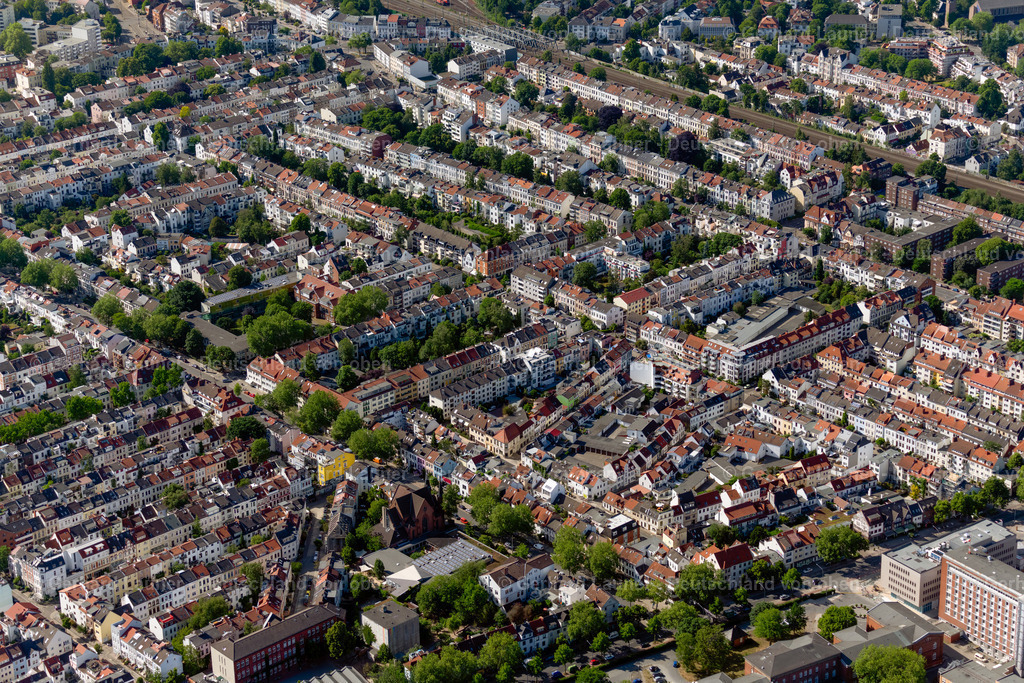 4030007 | BREMEN 01.06.2020 Wohngebiet der Mehrfamilienhaussiedlung an der Humboldtstraße im Ortsteil Fesenfeld in Bremen, Deutschland. // Residential area of the multi-family house settlement on street Humboldtstrasse in the district Fesenfeld in Bremen, Germany. Foto: Gerhard Launer