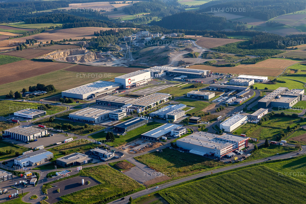 Luftbild: Industriegebiet Schwarzwaldring: FRISTO GETRÄNKEMARKT GmbH, Maschinenfabrik Berthold Hermle AG, RAMPF Production Systems GmbH & Co.KG, Bucher KG, TEMA Transport & Logistik GmbH Spedition, VTS GmbH Kunststoffe, Vertriebs- und Techno-Service in Zimmern ob Rottweil im Bundesland Baden-Württemberg in Deutschland. Foto: IMG_128701.jpg vom 27.08.2021 durch Werner Riehm/FLY-FOTO.de