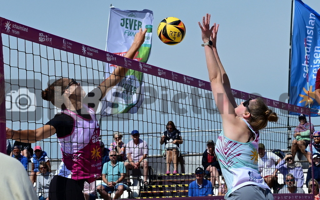 KBS Picture_Rock-The-Beach_Beachvollyball_050 | v.l. Beutel Elea (SC Potsdam) und Krams Louisa (ETV Hamburg) ,Rock the Beach - die Nationale Beach-Vollyball Serie mit Festival-Charakter auf der Sandbank Strand in Ording vom 04.07. - 06.07.2025 , Qualifikation zur Deutschen Meisterschaft , - Realisiert mit Pictrs.com