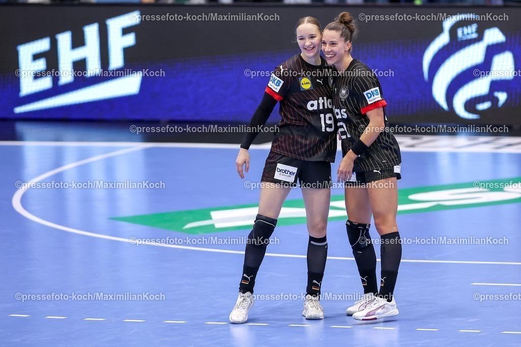DHB16102501143 | 16.10.2025, Handball, EHF Frauen Länderpiel, EM Qualifikation 2026, Deutschland - Nordmazedonien, Schwalbe-Arena in Gummersbach:  Nieke KÜHNE (GER #19) und  Emily VOGEL (GER #20) klatschen sich ab