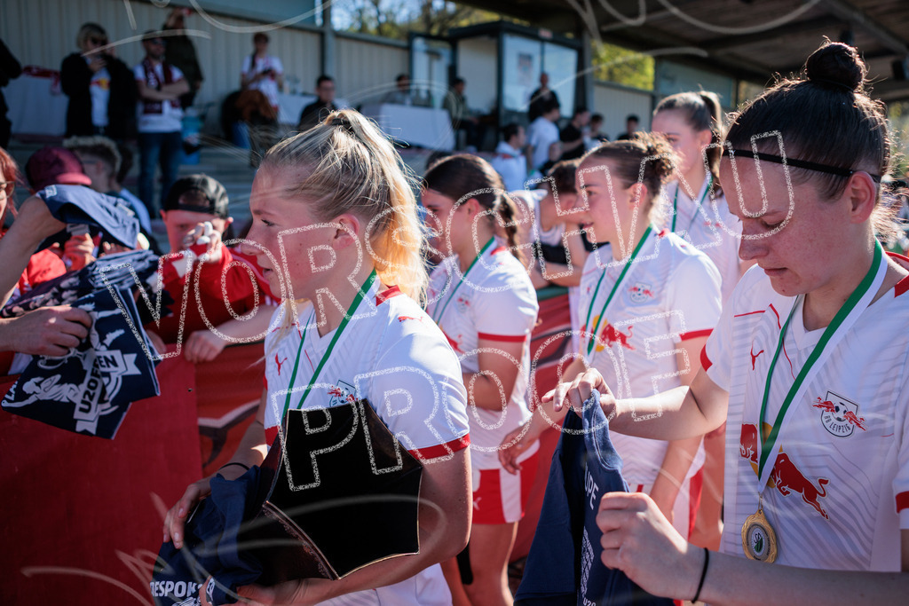 Gipfeltreffen der Frauen: Finale um den Sachsenlotto Landespokal 2026 | Am 1. Mai 2026 trafen im Endspiel des Sachsenlotto Landespokals die Frauen des Chemnitzer FC und die zweite Mannschaft von RasenBallsport Leipzig aufeinander. Vor stimmungsvoller Kulisse kämpften beide Teams ab 15:00 Uhr um die begehrte Trophäe des sächsischen Fußballs. Diese Galerie zeigt die Highlights, packende Zweikämpfe und die emotionalsten Momente des Finaltags. - Realisiert mit Pictrs.com