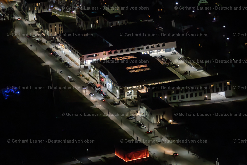 3901893 | Einkaufsstrasse mit verschiedenen Einkaufszentren bei Nacht