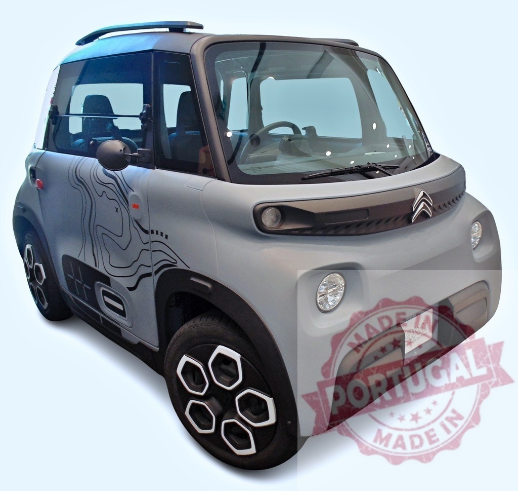 Citroen Ami, a small electric car, is standing in a studio | Small city electric car Citroen Ami is parked in a studio on a white background - Realisiert mit Pictrs.com