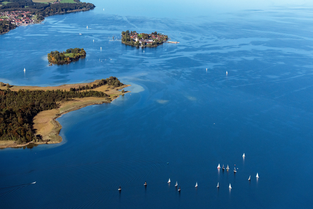 dr__0093419.jpg | CHIEMSEE 01.10.2021 Segelschiff in Fahrt auf dem Chiemsee mit Blick auf die Fraueninsel im Bundesland Bayern, Deutschland. // Sailboat under way on Chiemsee in the state Bavaria, Germany. Foto: Daniel Reiter