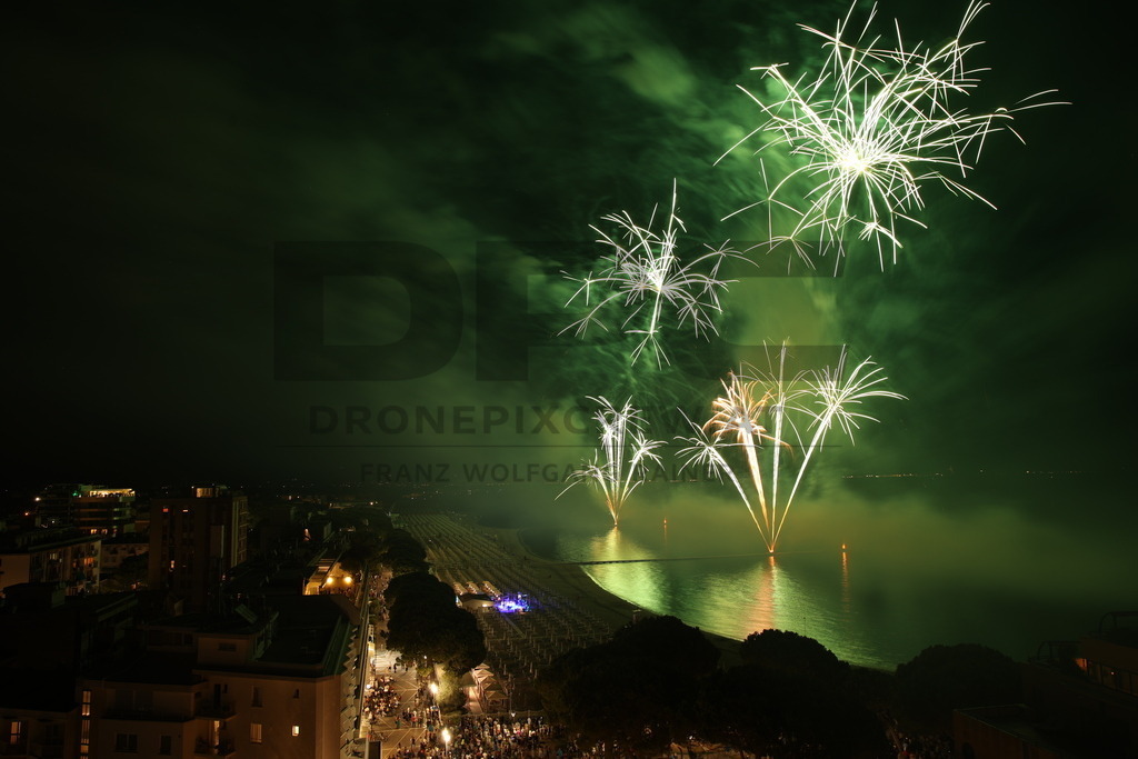 Ferragosto Fireworks in Grado, Italy | GRADO, ITALY, 15.AUG.26 - FIREWORKS - Ferragosto fireworks over the Adriatic Sea in Grado, Italy. Colorful fireworks light up the night sky above the beach, coastline and waterfront during the traditional summer celebration. - Realisiert mit Pictrs.com