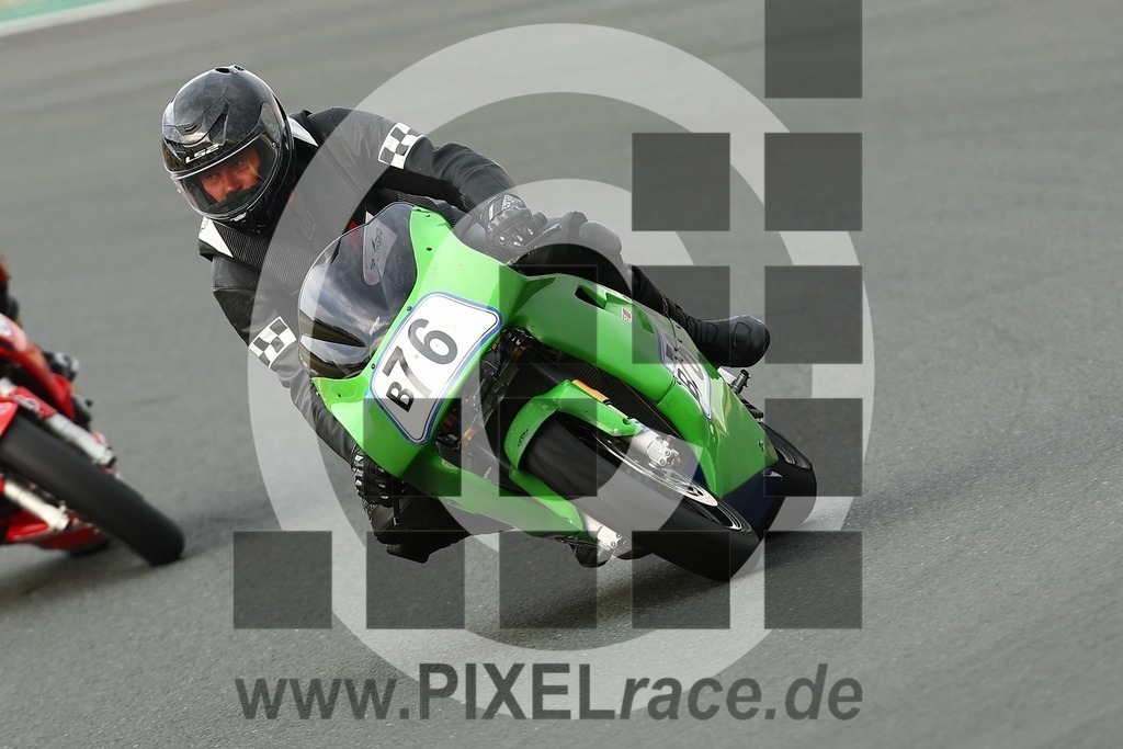 0b76-20260418_04558 | Schöne Erinnerungen an spannende Momente - das festzuhalten ist unser Job. PIXELrace.de ist seit 2003 auf den Rennstrecken Europas unterwegs um die Action draußen beim Fahren und die wunderbare Stimmung imm Fahrerlager für euch einzufangen.