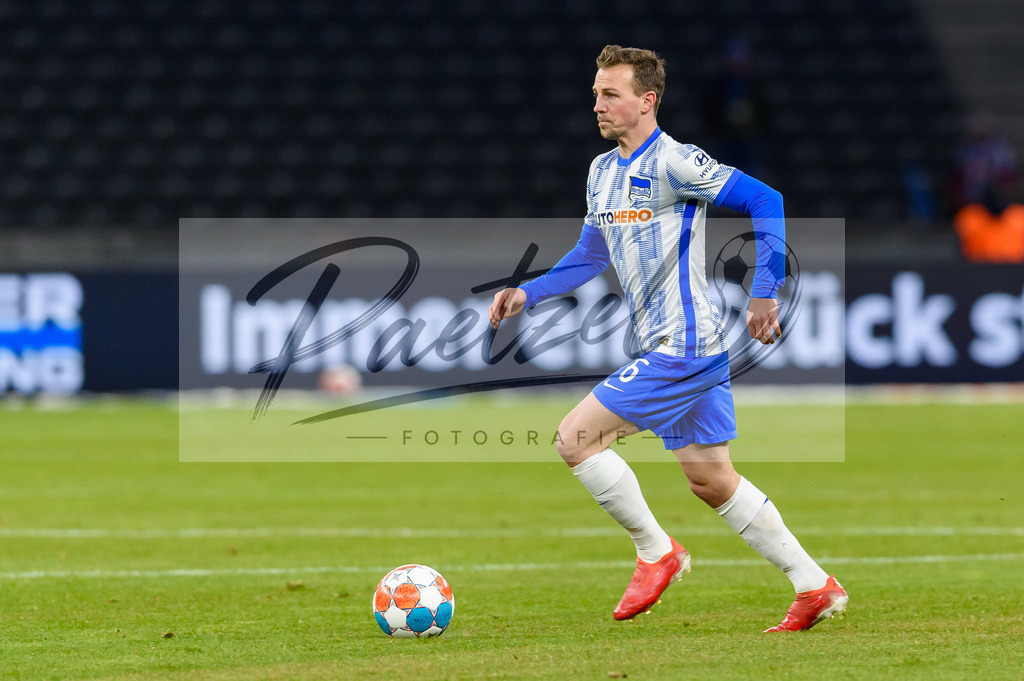 HERFUE20220204_008 | Fussball, Herren: Vladimir Darida (Hertha BSC) in Aktion, am Ball, Einzelaktion bei dem Spiel der 1. Bundesliga zwischen Hertha BSC und VfL Bochum im Olypiastadion am 04.02.2022 in Berlin, Deutschland.DFB / DFL REGULATIONS PROHIBIT ANY USE OF PHOTOGRAPHS AS IMAGE SEQUENCES AND/OR QUASI-VIDEO. - Realisiert mit Pictrs.com