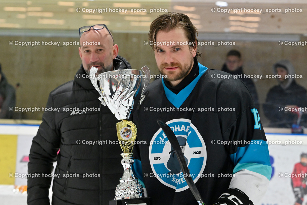 Lendhafen Seelöwen vs. Spartans Althofen | Siegerehrung, Vizepräsident KEHV Herbert Hohenberger, #12 Cijan Alexander Lendhafen Seelöwen, Pokal Vize Meister, Lendhafen Seelöwen vs. Spartans Althofen, Lendhafen Seelöwen vs. Spartans Althofen am 14.02.2025 in Ferlach (HTC Eishalle Ferlach), Austria, (Photo by Bernd Stefan)