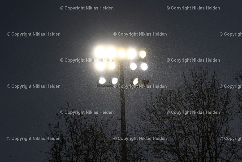NH_FCEintrachtNorderstedt_SVWerderBremenU23_RegionalligaNord_17112024 | Flutlicht bei Regen in der Regionalliga Nord.Fußball I Herren I Regionalliga Nord I Saison 2024-2025 I 19. Spieltag I FC Eintracht Norderstedt - SV Werder Bremen U23 I 17.11.2024 I Edmund-Plambeck-Stadion