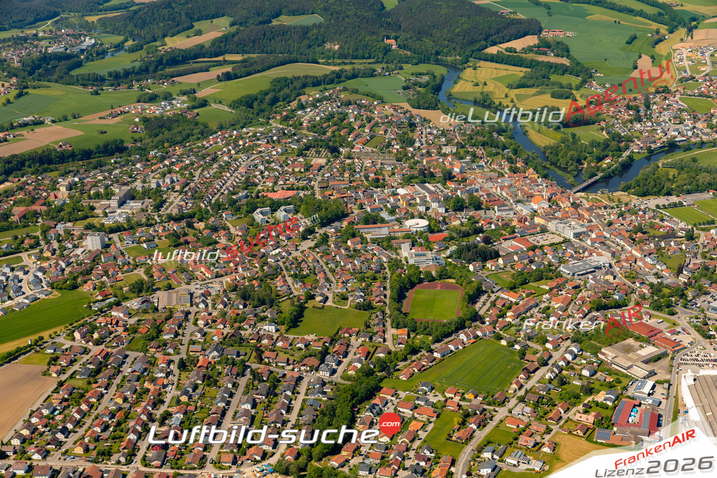 Das Luftbild zeigt :  Roding - Die Luftaufnahme wurde 2024 vom UL-Flugzeug aus erstellt ( keine Drohne ) - Hochauflösende Luftaufnahme - Für grossformatige Ausdrucke geeignet. Die Geschenkidee !Mit Lizenz und Bildrechte bestellbar