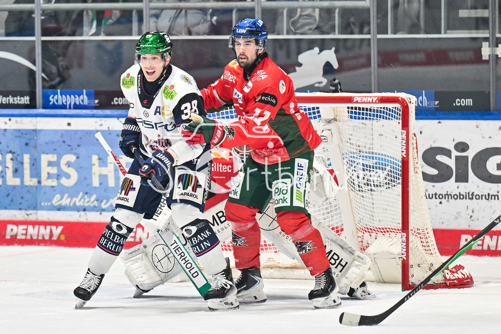Augsburger Panther - Eisbären Berlin | AUGSBURG, GERMANY - 27. JANUARY: im Duell Yannick VEILLEUX (Eisbären Berlin 38) und David FARRANCE (Augsburger Panther 4) vor Peyton JONES (Augsburger Panther 41) während dem Match zwischen den Augsburger Panthern und den Fischtown Pinguins am 43. Spieltag der Penny DEL im Curt Frenzel Stadion