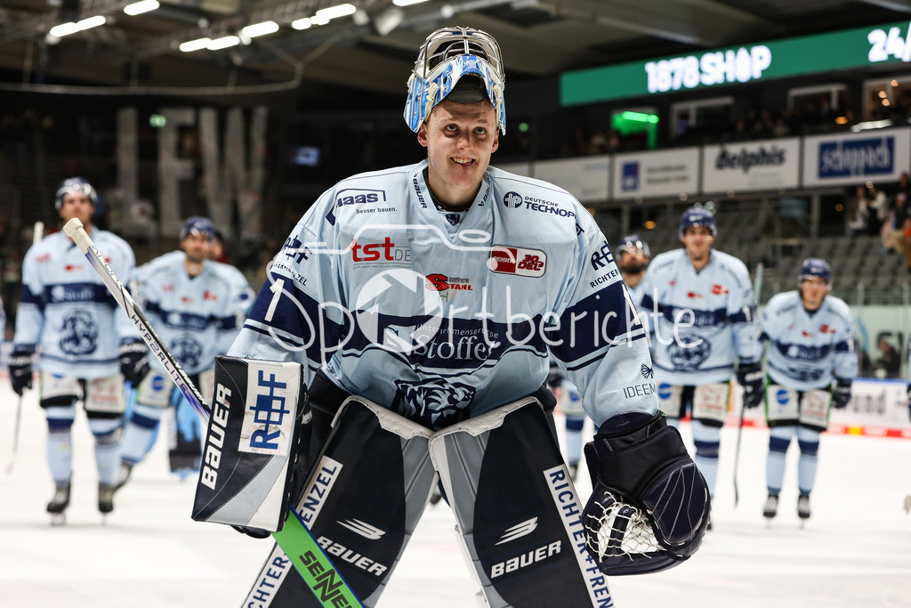 Augsburger Panther - Straubing Tigers | Das Team der Straubing Tigers feiert nach dem Sieg in Augsburg zusammen mit den mitgereisten Fans / Florian BUGL (STR #1)