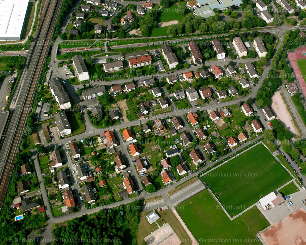 2526063 | BüHL 01.05.2005 Wohngebiet - Mischbebauung der Mehr- und Einfamilienhaussiedlung  in Bühl im Bundesland Baden-Württemberg, Deutschland // Residential area - mixed development of a multi-family housing estate and single-family housing estate  in Bühl in the state Baden-Wuerttemberg, Germany Foto: Gerhard Launer
