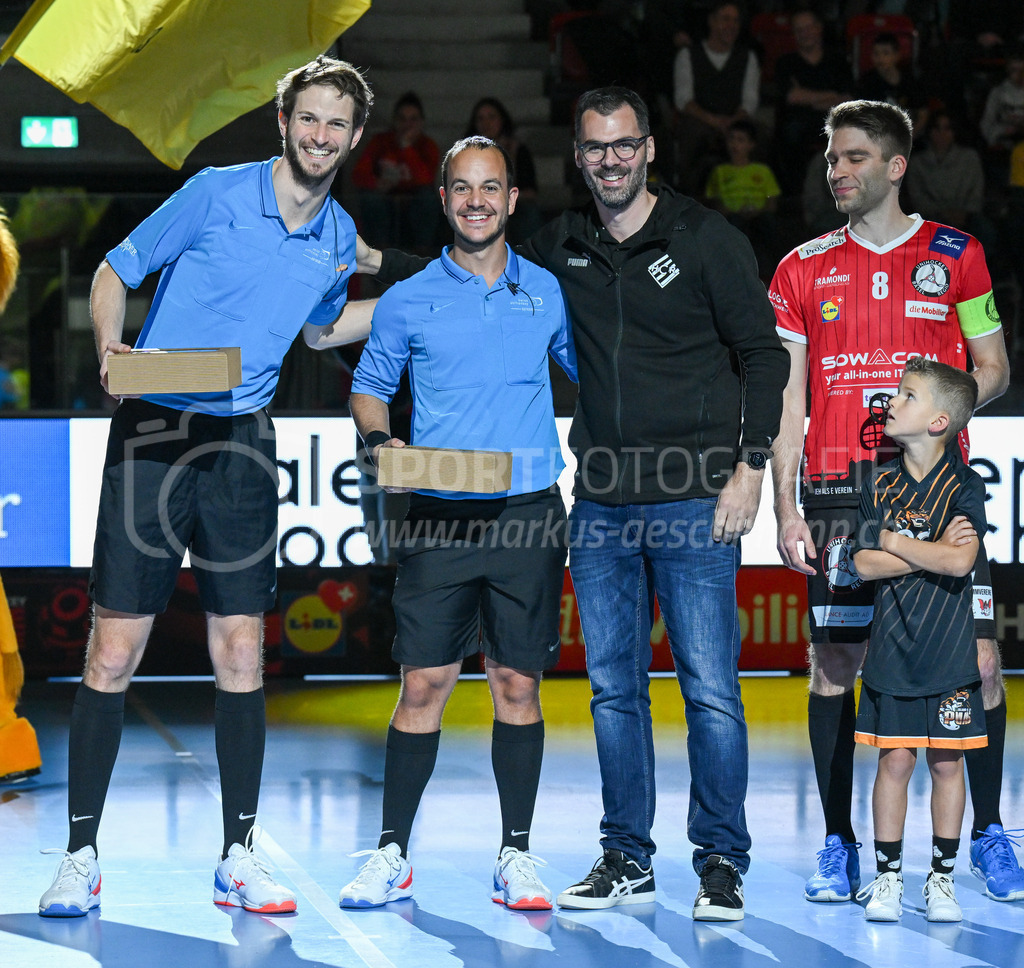 HC Rychenberg vs Basel Regio - 19. November 2022 | HC Rychenberg vs Basel Regio
AXA Arena, Winterthur
Schiedsrichter Cyril Roth und Schiedsrichter Erasmo Colacicco mit Mario Kradolfer (Geschäftsführer HC Rychenberg); rechts Dennis Kramer (#8 Unihockey Basel Regio).
Bild: Sportfotografie Markus Aeschimann | www.markus-aeschimann.ch - Realisiert mit Pictrs.com